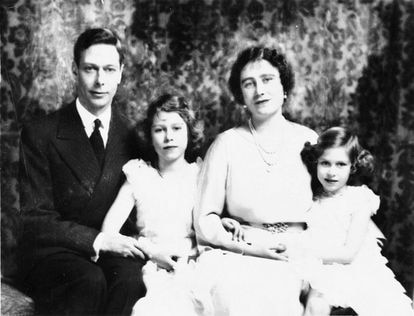 Retrato de la familia real británica, en abril de 1937. Desde la izquierda, el rey Jorge VI, la princesa Isabel; su madre, Isabel Bowes-Lyon, y la princesa Margarita.