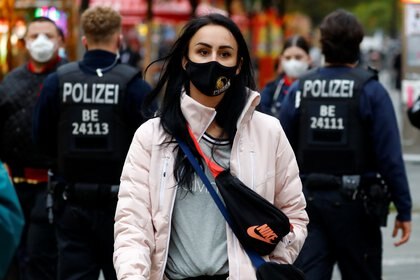 Policías controlan el uso de barbijos en una calle comercial de Berlín (REUTERS/Fabrizio Bensch)