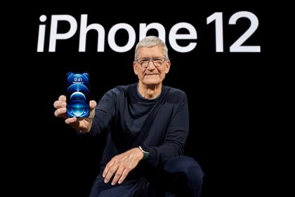 Tim Cook, CEO de Apple, con el iPhone 12 Pro en su presentación del 13 de octubre de 2020 Foto: Brooks Kraft/Apple Inc./Handout via REUTERS 