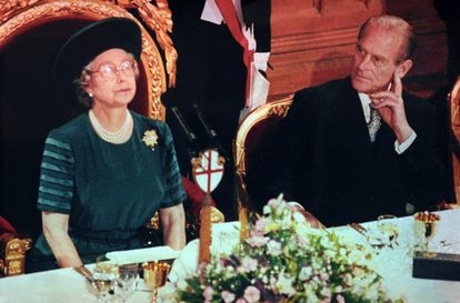 La reina Isabel II, junto a su esposo, Felipe de Edimburgo, durante la celebración del 40º de su ascensión al trono.