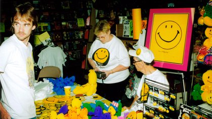 Harvey Ball durante una sesión de firmas de su gran creación, la carita feliz, en 1998.
