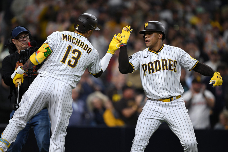 Juan Soto #22 de los Padres de San Diego es felicitado por Manny Machado #13 luego de conectar un jonrón contra los Guardianes de Cleveland durante la sexta entrada en PETCO Park el 14 de junio de 2023 en San Diego, California.