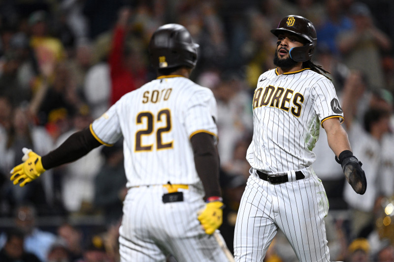 Fernando Tatis Jr. #23 de los Padres de San Diego es felicitado por Juan Soto #22 luego de anotar una carrera en un lanzamiento descontrolado contra los Guardianes de Cleveland durante la sexta entrada en PETCO Park el 14 de junio de 2023 en San Diego, California.