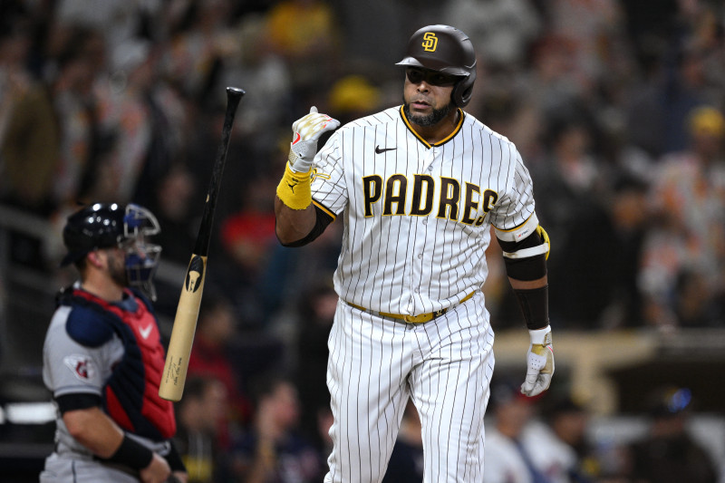 Nelson Cruz #32 de los Padres de San Diego lanza su bate luego de conectar un jonrón contra los Guardianes de Cleveland durante la octava entrada en PETCO Park el 14 de junio de 2023 en San Diego, California.