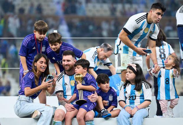 Lionel Messi celebrando junto a su familia el título mundial de Argentina. (Foto: Getty Images)