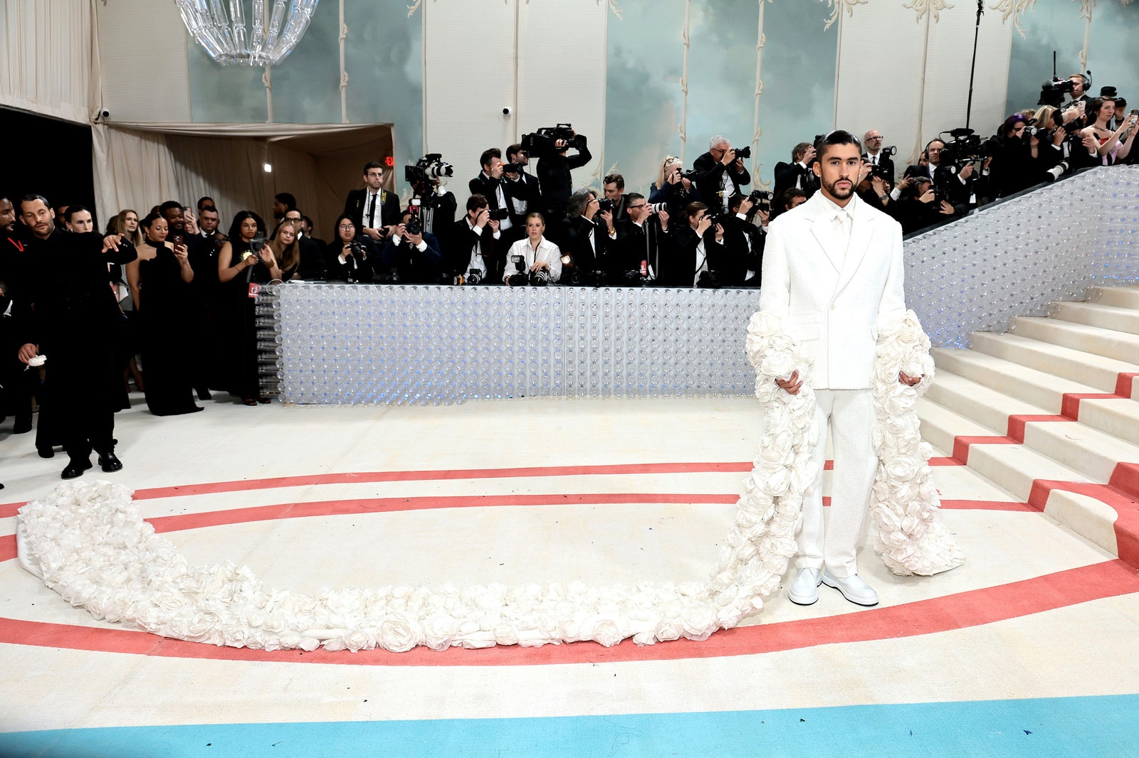 Bad Bunny con un traje blanco en la MET Gala 2023