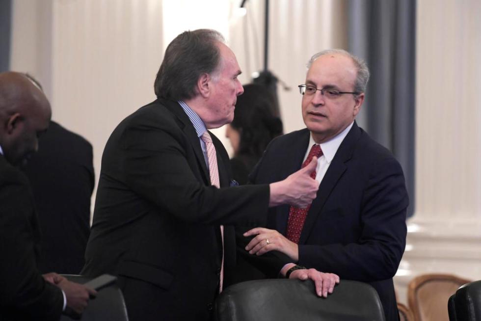 El representante permanente de Estados Unidos ante la Organización de Estados Americanos (OEA), Francisco Mora (d), conversa con su homólogo peruano, Harold Forsyth (i), durante una sesión protocolaria sobre la situación de Perú celebrada hoy miércoles en la sede del organismo en Washington. La presidenta peruana, Dina Boluarte, instó este miércoles a los "países amigos" a que apoyen la propuesta para adelantar la elecciones y lograr una salida "pacífica" a la crisis en la que se haya inmerso Perú. EFE/Lenin Nolly
