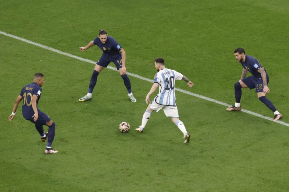 El jugador argentino Lionel Messi avanza con un balón en la final del Mundial de Fútbol Qatar 2022 ante Francia