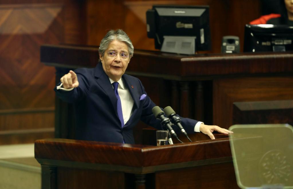 El presidente de Ecuador, Guillermo Lasso, interviene durante un juicio político de censura en su contra, en la sede de la Asamblea Nacional, en Quito (Ecuador). EFE/José Jácome
