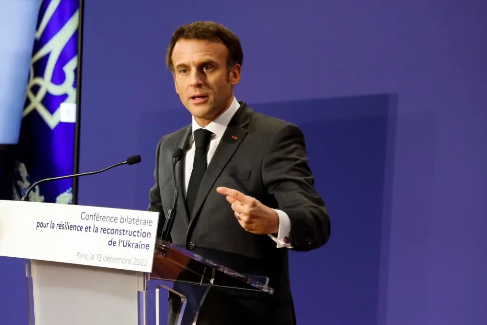 El presidente francés, Emmanuel Macron, pronuncia un discurso durante la conferencia franco-ucraniana para la resiliencia y la reconstrucción en el Ministerio de Economía en París este 13 de diciembre. EFE/ EPA/LUDOVIC MARIN / POOL
