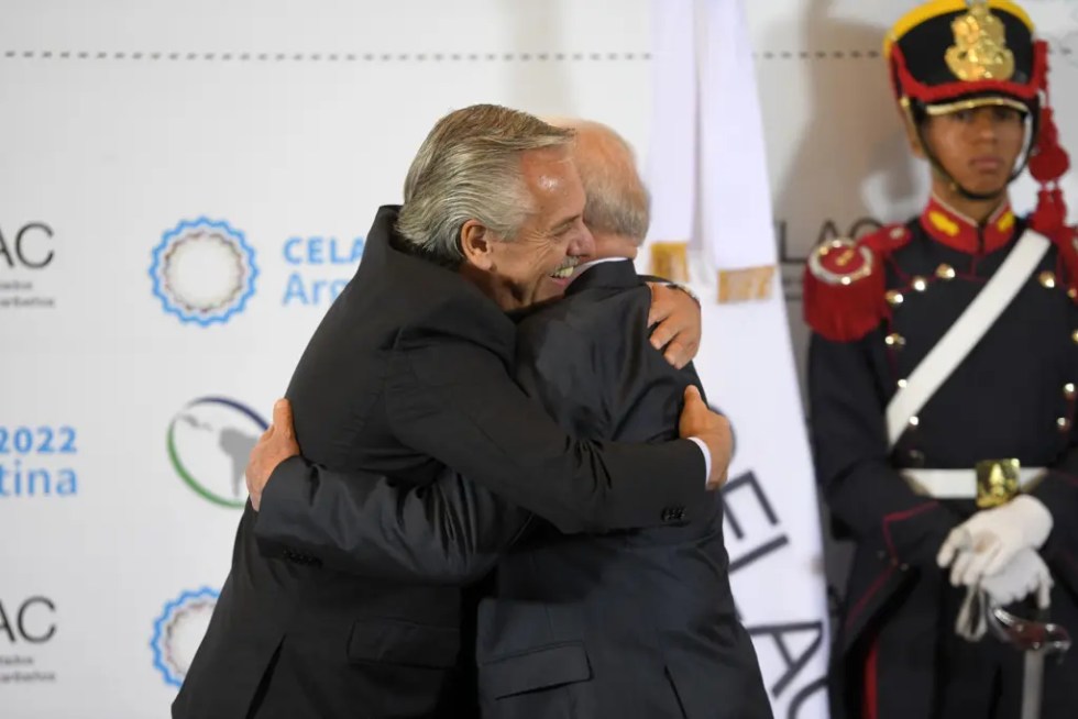 El presidente de Argentina, Alberto Fernández (i), saluda al presidente de Brasil, Luiz Inácio Lula da Silva, durante la VII Cumbre de la Comunidad de Estados Latinoamericanos y Caribeños (Celac), hoy, en el Hotel Sheraton, en Buenos Aires (Argentina). La VII Cumbre de la Comunidad de Estados Latinoamericanos y Caribeños (Celac) comenzó este martes en Buenos Aires con representantes de los 33 países de la región. EFE/ Enrique García Medina
