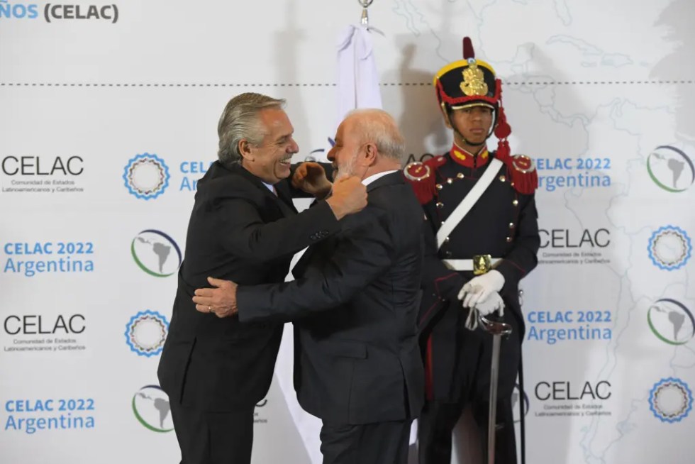 El presidente de Argentina, Alberto Fernández (i), saluda al presidente de Brasil, Luiz Inácio Lula da Silva, durante la VII Cumbre de la Comunidad de Estados Latinoamericanos y Caribeños (Celac), hoy, en el Hotel Sheraton, en Buenos Aires (Argentina). La VII Cumbre de la Comunidad de Estados Latinoamericanos y Caribeños (Celac) comenzó este martes en Buenos Aires con representantes de los 33 países de la región. EFE/ Enrique García Medina
