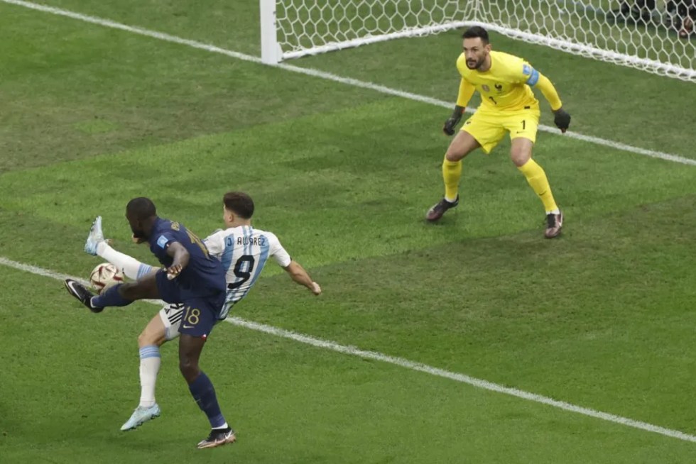 Julian Álvarez (c) de Argentina disputa un balón con Dayot Upamecano de Francia en la final del Mundial de Fútbol Qatar 2022