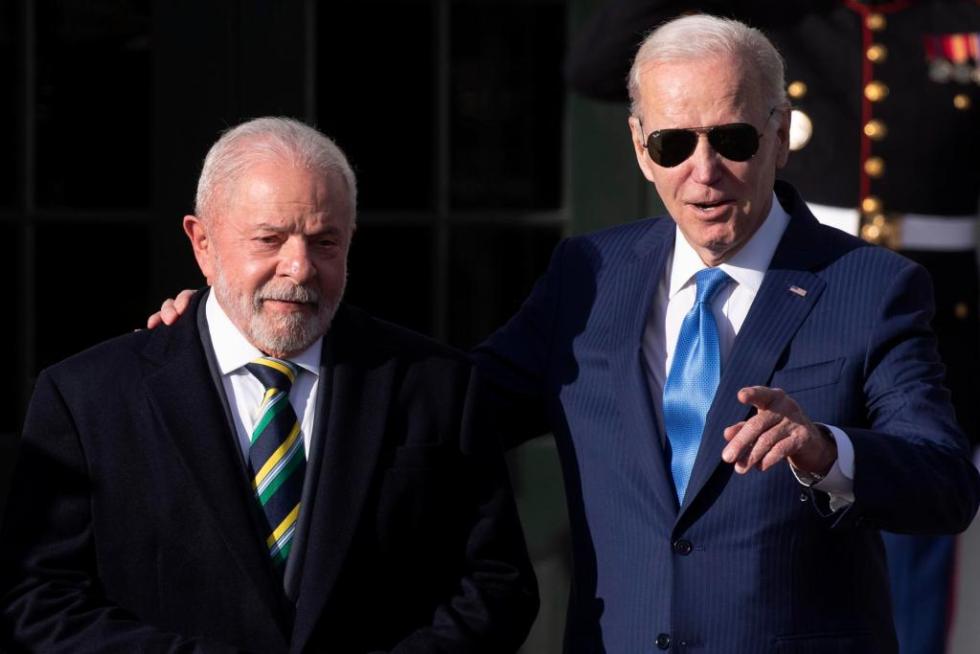 El presidente de Estados Unidos, Joe Biden (d), le da la bienvenida a su homólogo brasileño, Luiz Inácio Lula da Silva (i), en el South Lawn de la Casa Blanca, en Washington (EE.UU.), este 10 de febrero de 2023. EFE/EPA/Michael Reynolds
