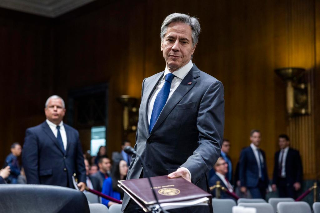 El secretario de Estado de Estados Unidos, Antony Blinken, se prepara para testificar ante un comité del Senado de EE.UU., en Washington, este 16 de mayo de 2023. EFE/EPA/Jim Lo Scalzo
