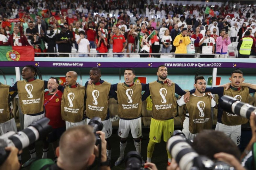 Cristiano Ronaldo canta el himno nacional en el partido de los cuartos de final del Mundial de Fútbol Qatar 2022 ante Marruecos