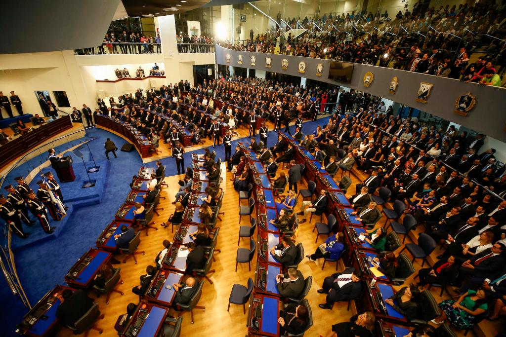 Vista general hoy de la sesión del Congreso en la que el presidente de El Salvador, Nayib Bukele, hizo un balance de su cuarto año de Gobierno, en San Salvador (El Salvador). EFE/Rodrigo Sura
