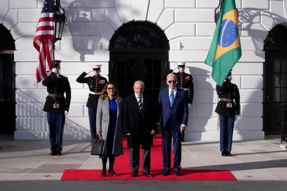 El presidente de Estados Unidos, Joe Biden (d), recibe a su homólogo brasileño, Luiz Inácio Lula da Silva (c), y a la primera dama de Brasil, Janja Lula da Silva (i), en el South Lawn de la Casa Blanca, en Washington (EE.UU.), este 10 de febrero de 2023. EFE/EPA/Michael Reynolds
