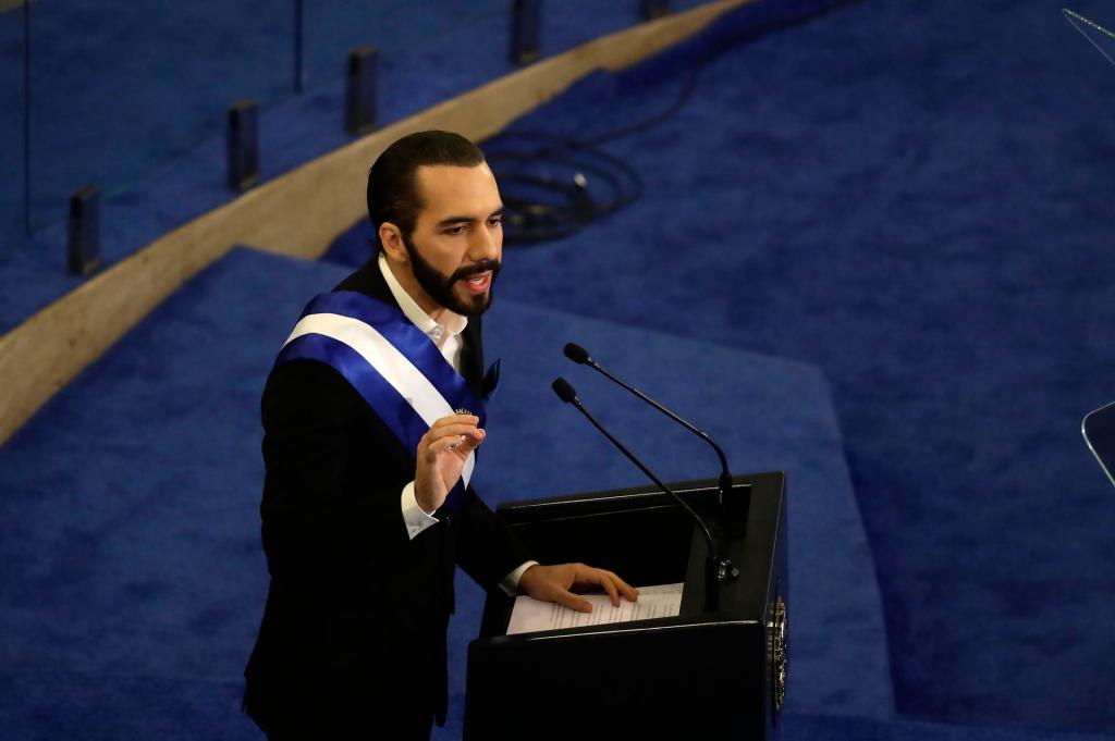 El presidente de El Salvador, Nayib Bukele, habla hoy ante el Congreso durante una sesión por su cuarto año de Gobierno, en San Salvador (El Salvador). EFE/Rodrigo Sura
