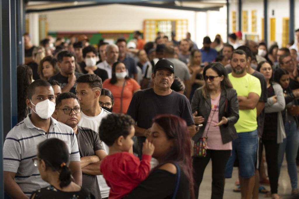 Ciudadanos esperan para votar hoy, en una escuela de Brasilia (Brasil). EFE/Joédson Alves
