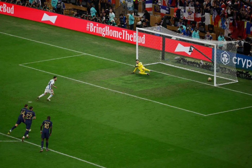 Lionel Messi anota un gol de penalti en la final del Mundial de Fútbol Qatar 2022 entre Argentina y Francia
