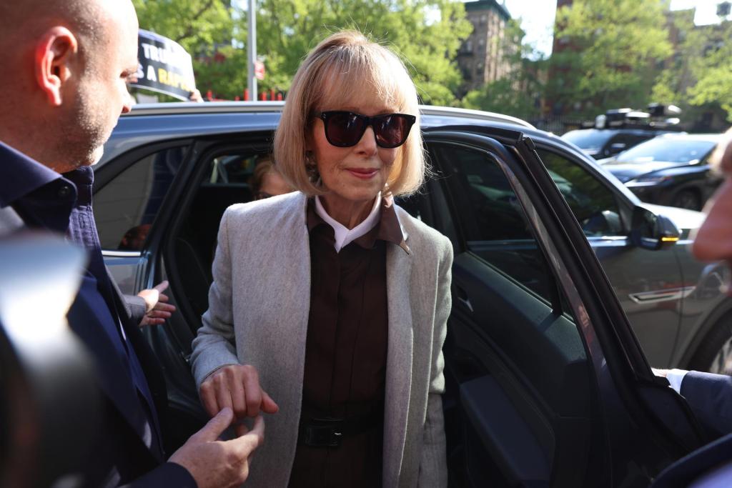 La escritora E. Jean Carroll llega a un tribunal de Nueva York, el 25 de abril de 2023, para testificar en un juicio contra Donald Trump. EFE/Justin Lane