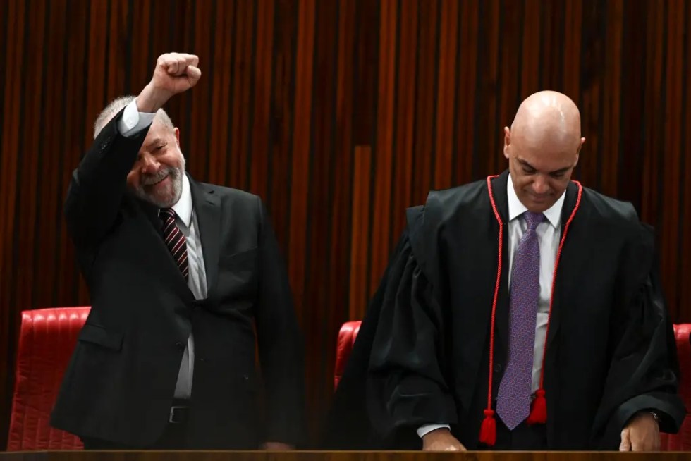 El presidente electo de Brasil, Luiz Inácio Lula da Silva (i), saluda junto al presidente del Tribunal Superior Electoral (TSE), Alexandre de Moraes (d), durante un acto en el que recibió el diploma que le certifica como ganador de las elecciones presidenciales, hoy, en la sede del TSE, en Brasilia (Brasil). EFE/Andre Borges
