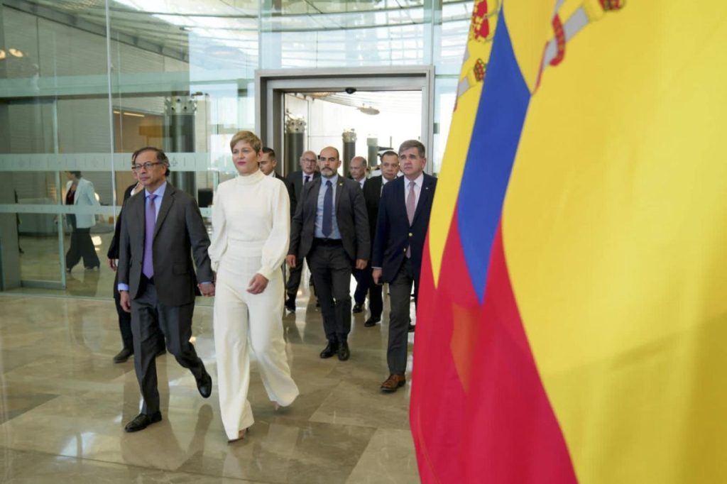 El presidente de Colombia, Gustavo Petro, acompañado de su mujer, en el Aeropuerto Internacional Adolfo Suárez en Madrid, España.