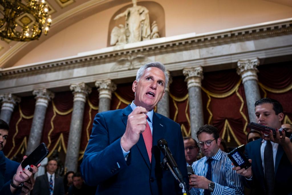 El líder de la Cámara Baja de EE.UU., Kevin McCarthy, habla con la prensa, el 24 de mayo de 2023, en Washington. EFE/Jim Lo Scalzo
