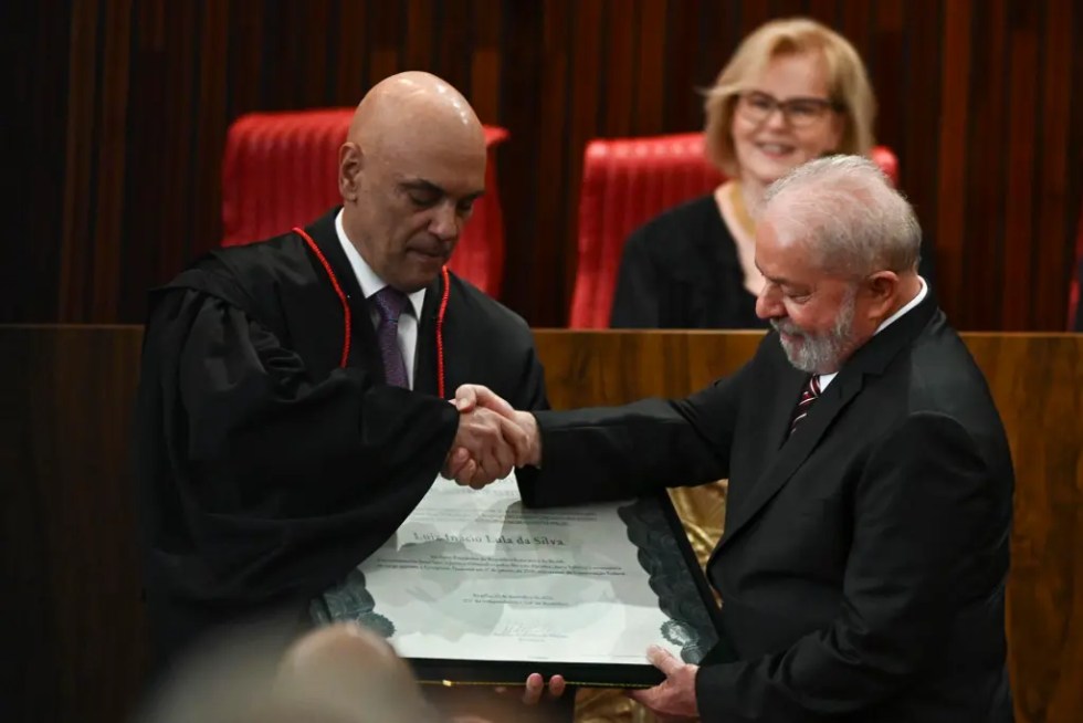 El presidente electo de Brasil, Luiz Inácio Lula da Silva (d), recibe de manos del presidente del Tribunal Superior Electoral (TSE), Alexandre de Moraes (i), el diploma que le certifica como ganador de las elecciones presidenciales, hoy, en la sede del TSE, en Brasilia (Brasil). EFE/Andre Borges
