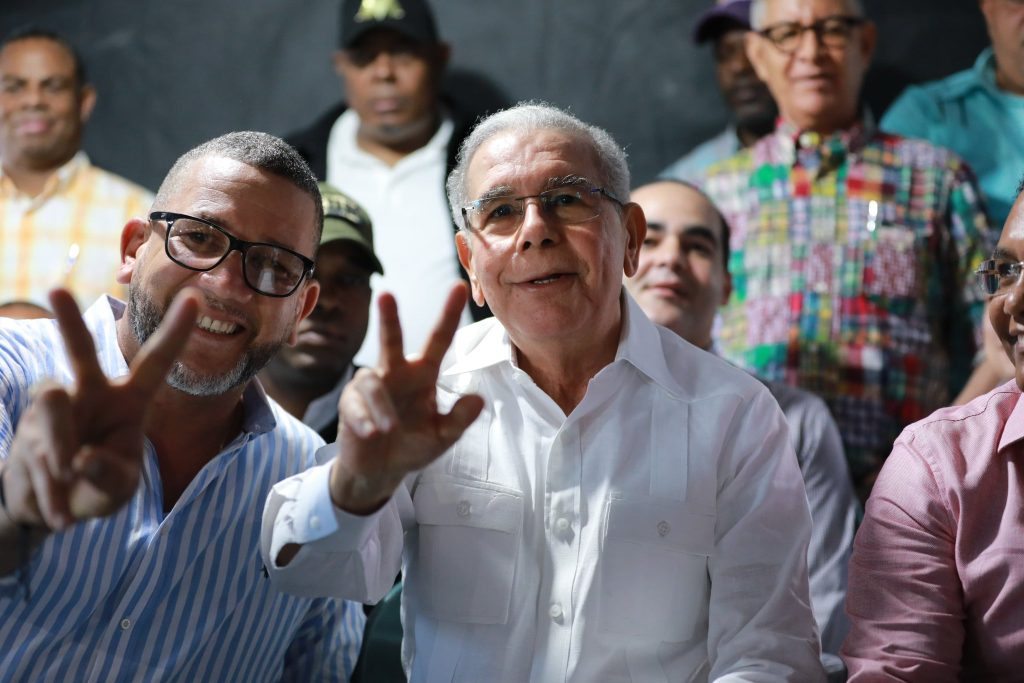 "No vuelvan a quedarse sentado en sus casas esperando una maldita segunda vuelta": Danilo Medina