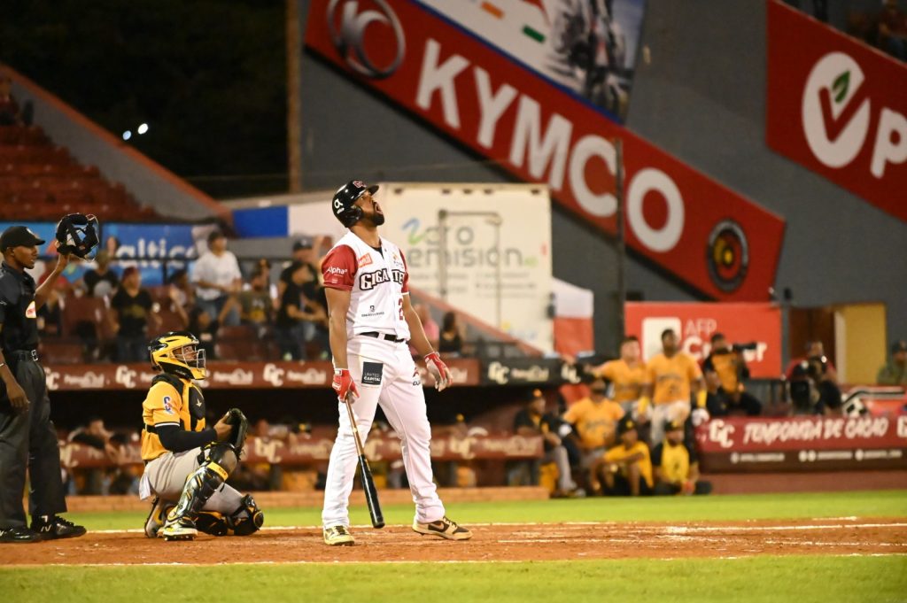 Carlos Peguero conecta HR decisivo en la victoria de Gigantes sobre las Águilas