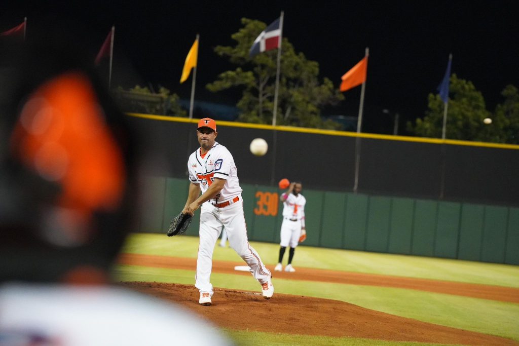 Raúl Valdés lanzó 6 sólidas entradas, Yamaico Navarro remolcó un par de vueltas y Gustavo Núñez sigue caliente con el madero, guiando la victoria 4-2 de los Toros del Este