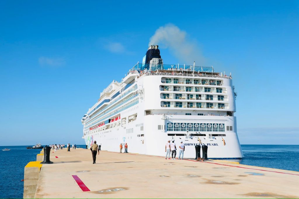 El crucero Pearl, de la línea de cruceros Norwegian Cruise, ya está entrando a las aguas dominicanas.