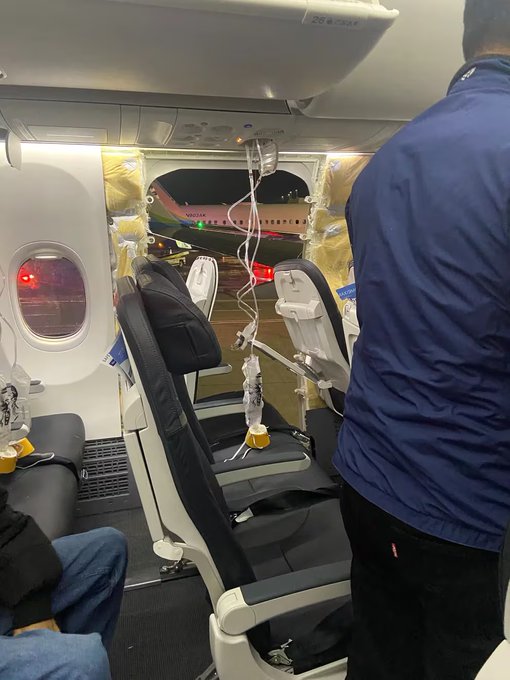 Un Boeing 737-9 de Alaska Airlines perdió una ventana en pleno vuelo