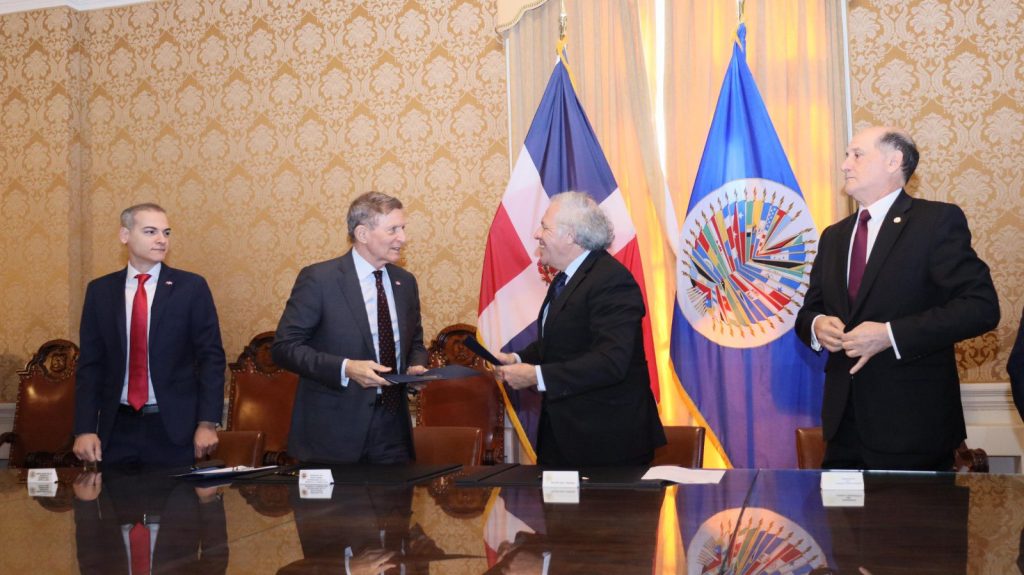 Canciller Roberto Álvarez firma acuerdo con OEA para observación electoral en elecciones del presente año