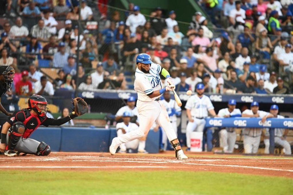 Tigres del Licey caen ante Leones del Escogido en fiesta de batazos