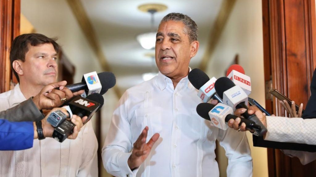 Adriano Espaillat haitianos