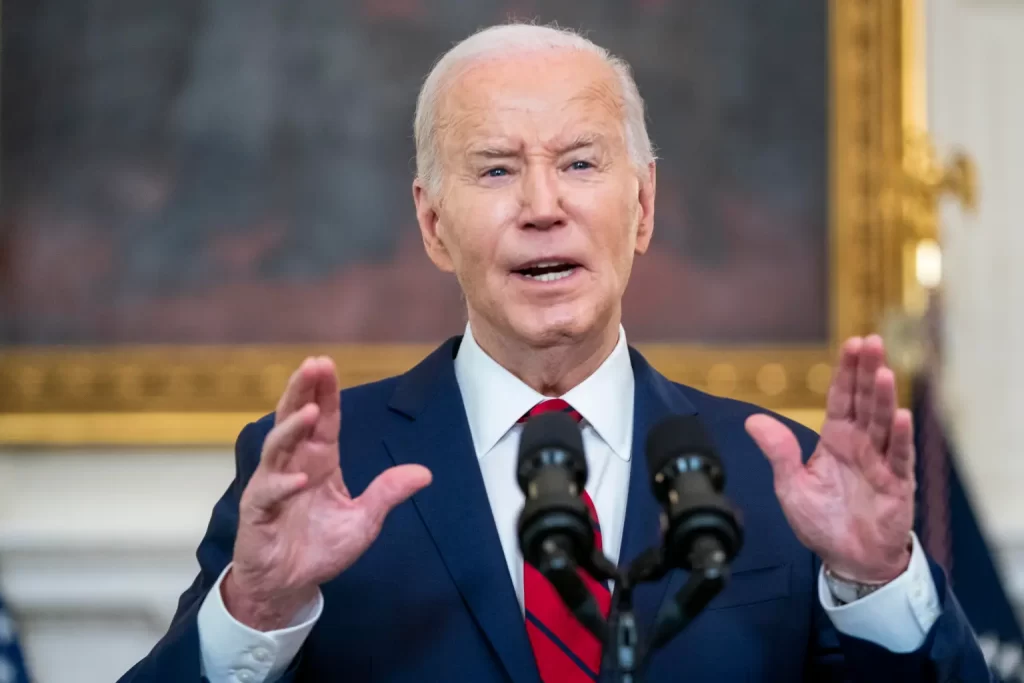 El presidente de EE.UU., Joe Biden, habla con la prensa tras la firma la ley que contiene un paquete de 95.000 millones de dólares en ayuda militar para Ucrania, Israel y Taiwán, este 24 de abril de 2024, en Washington. EFE/ Shawn Thew