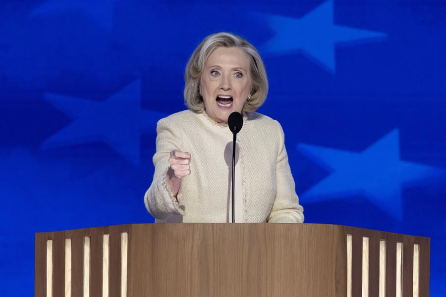 Hillary Clinton anima a Harris a romper el techo de cristal: